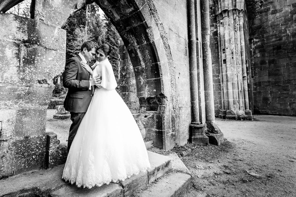 mariage séance photo de couple après le mariage - portrait couple en extérieur, en noir et blanc - peRCeption l'atelier photo Renaud Couderc Strasbourg Alsace