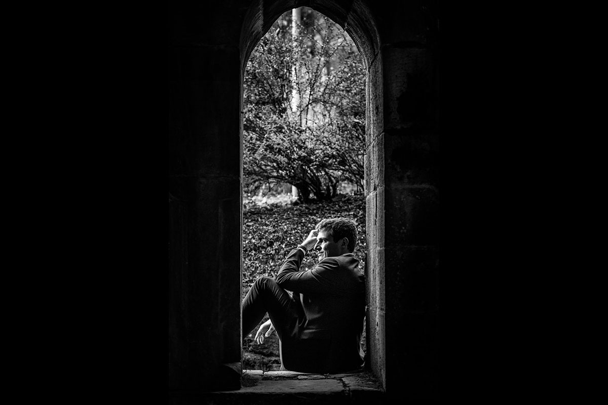 mariage séance photo de couple après le mariage - portrait homme du marié en extérieur, en noir et blanc - peRCeption l'atelier photo Renaud Couderc Strasbourg Alsace