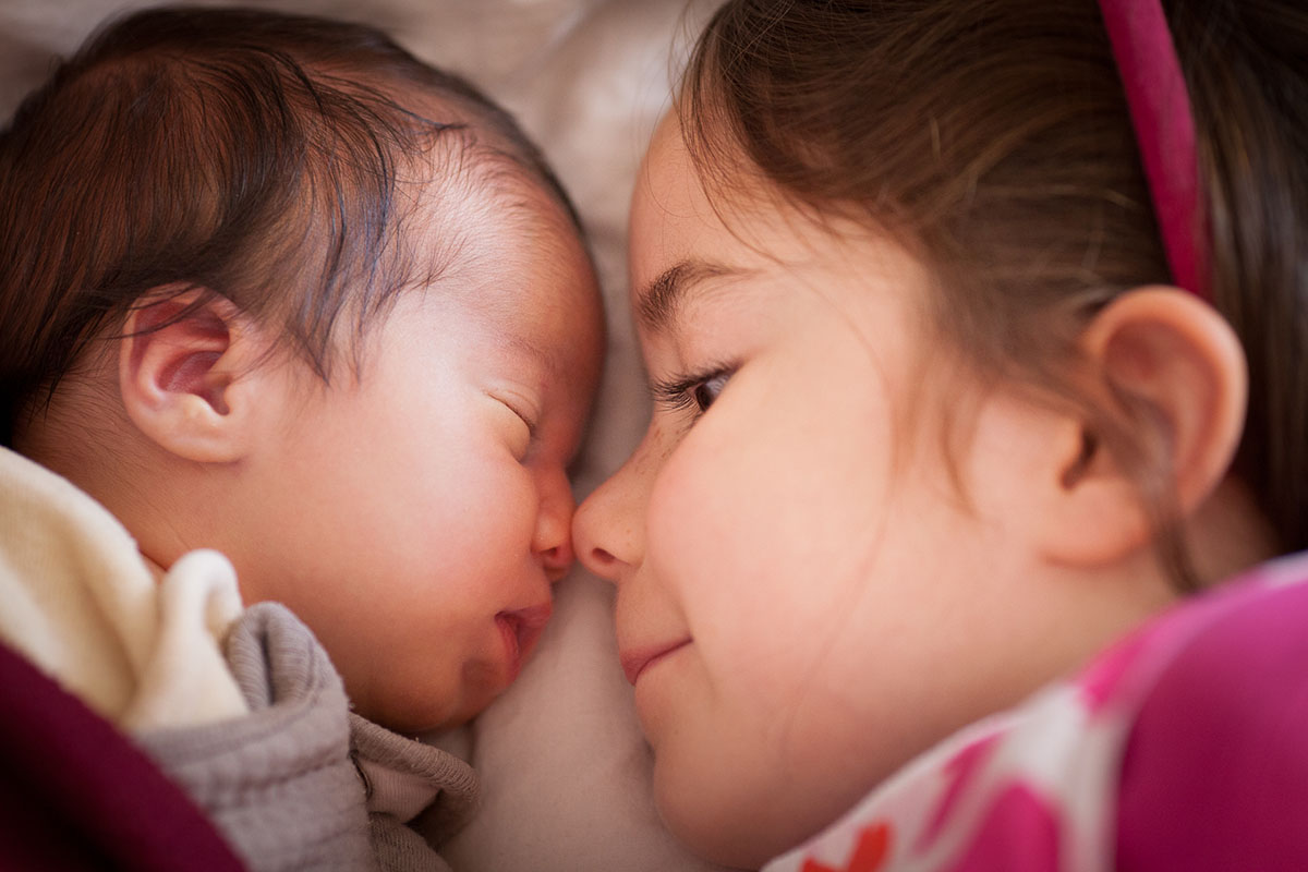 peRCeption - Renaud Couderc - photographe professionnel portrait naissance bebe soeur strasbourg alsace