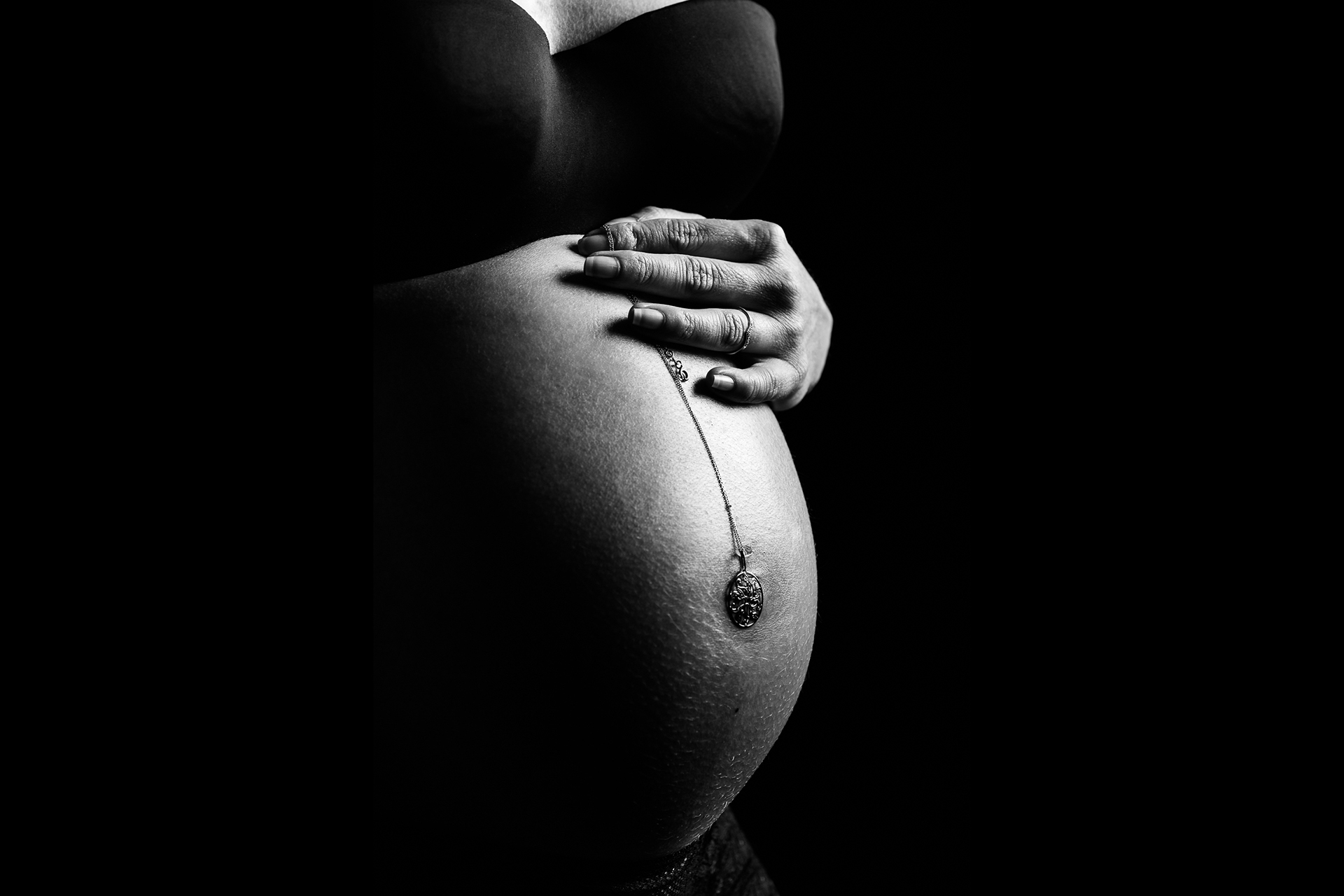 Séance photo maternité à Lingolsheim et Eckbolsheim dans le bas-rhin - noir et blanc - Renaud Couderc - Photographe - peRCeption